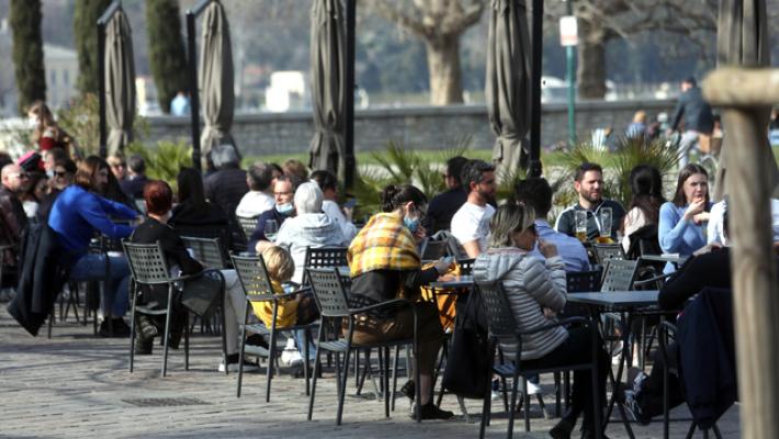 A Como nuove regole per i bar, solo tovaglie monocolore e arredi grigi