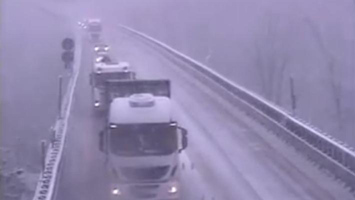 Safety car in azione sull'A6 nell'entroterra di Savona per la neve