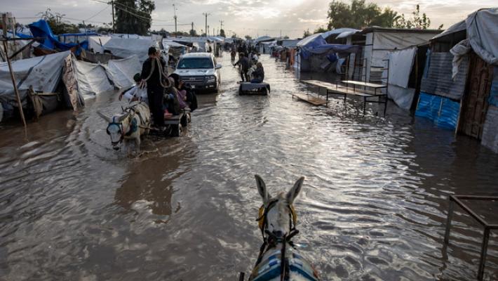 A Gaza piove a dirotto, spazzate via le tende degli sfollati