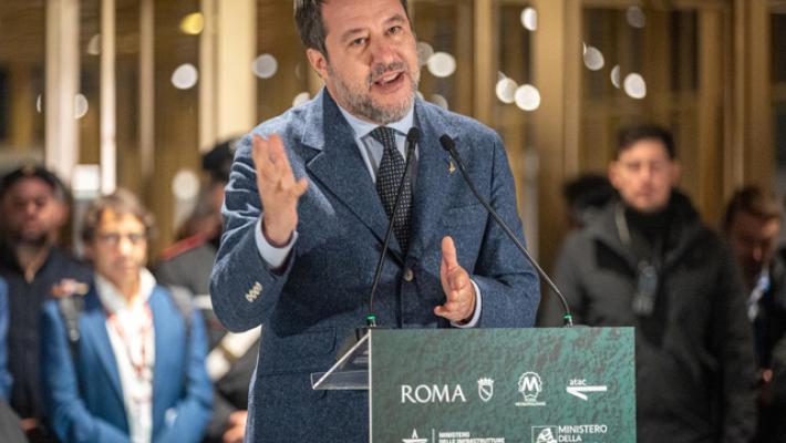 Salvini, Lega voter&agrave; decreti sulle armi solo con un cambio di passo