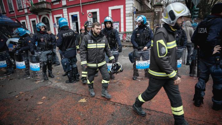 Perquisizioni Askatasuna, vigili del fuoco e tecnici sul posto