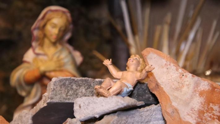 Danneggia il presepe del palazzo comunale della Loggia a Brescia: arrestato