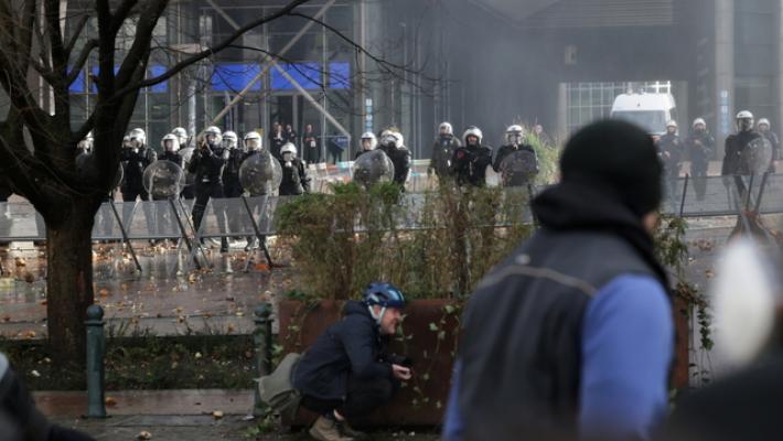 Scontri a Bruxelles alla protesta dei trattori, la polizia usa lacrimogeni