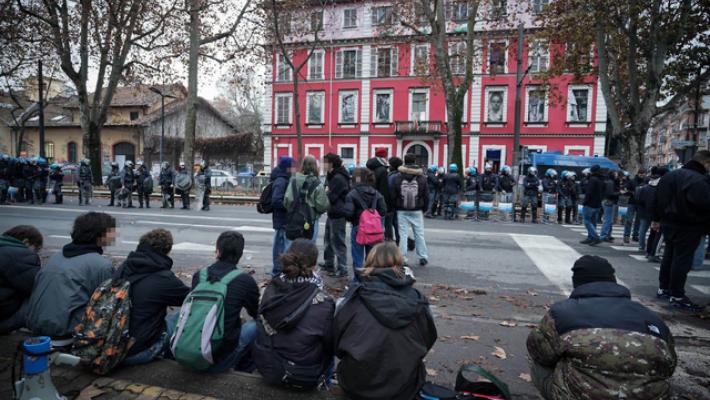 Perquisizioni Askatasuna: a Torino chiuse due scuole nelle vicinanze