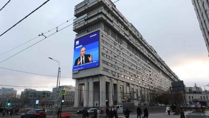 Putin, 'se Kiev fa le elezioni potremmo fermare i raid durante il voto'