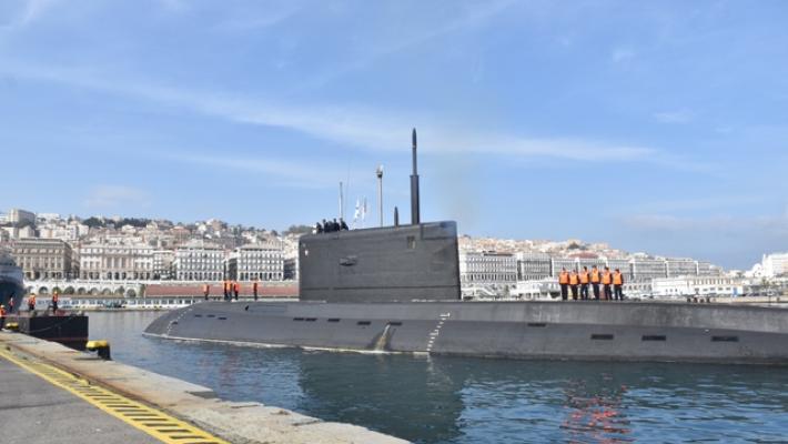 Il sottomarino russo Krasnodar attracca al porto di Algeri