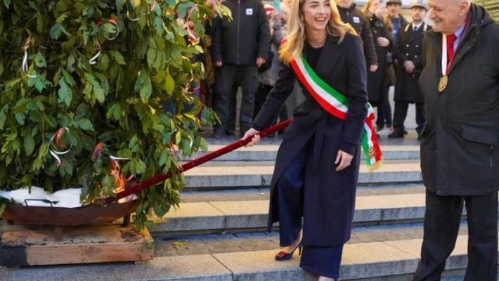 Silvia Salis 'dogaressa' accende il Confeugo, fiamma dritta