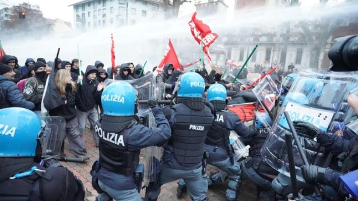 Scontri tra manifestanti e polizia a Torino