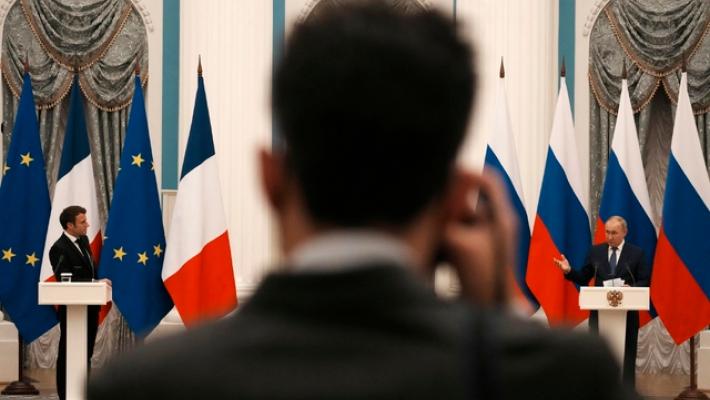 Peskov, 'Putin pronto al dialogo con Macron'