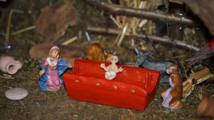 A Terni per Ges&ugrave; una mangiatoia rossa come le panchine contro i femminicidi