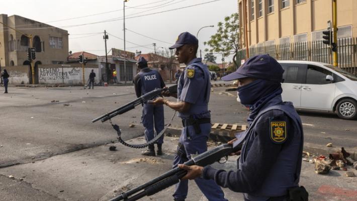 Uomini armati uccidono 10 persone in una sparatoria in Sudafrica