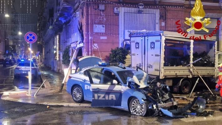 Volante della polizia contro un furgone della frutta, agenti feriti