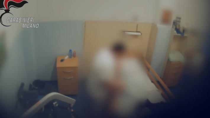 Abusi su ospiti ultraottantenni di una Rsa, arrestato un operatore