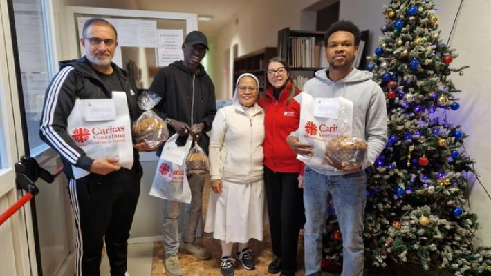 Il Patriarca di Venezia dona biscotti, berretti e guanti per i poveri della citt&agrave;