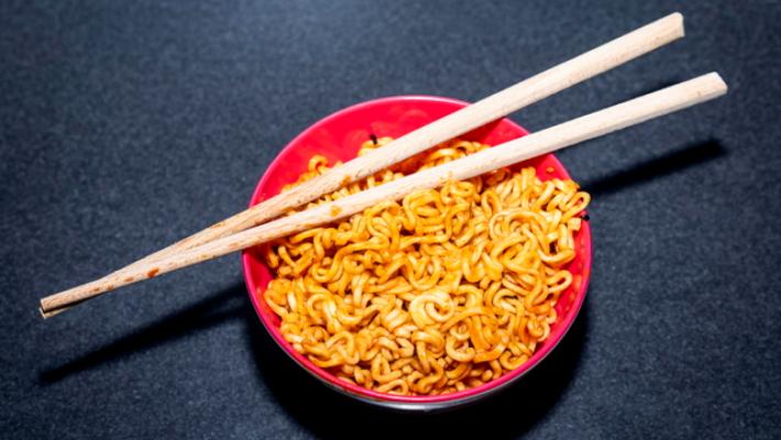 Adm e Gdf sequestrano 85 mila confezioni di noodles con ingredienti vietati