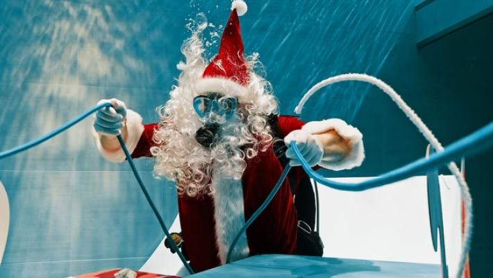 Babbo Natale arriva nella piscina termale pi&ugrave; profonda del mondo