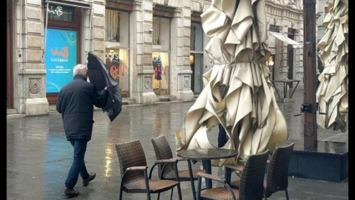 Vigilia di Natale con la Bora a Trieste, raffiche fino a 120 km/h