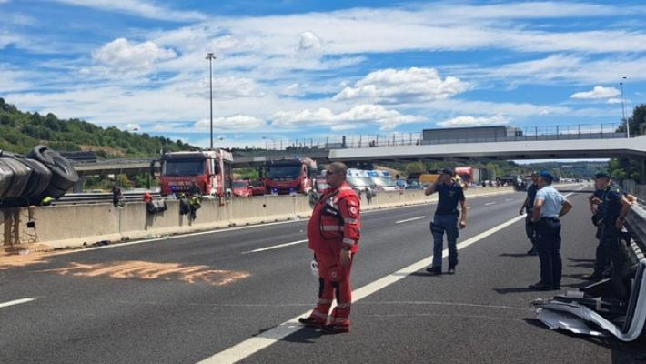 Scontro tra auto e mezzo pesante che va a fuoco sulla A1