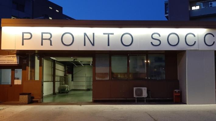 Un uomo accoltellato nella notte ad Ancona, indagano i carabinieri