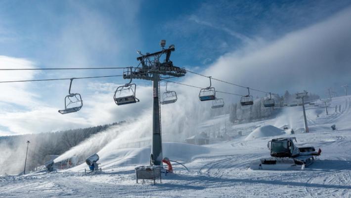 Cade dalla seggiovia a causa del vento, gravissimo