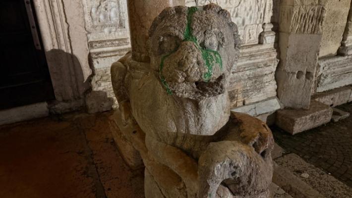 Imbrattati a Verona i leoni della basilica di San Zeno
