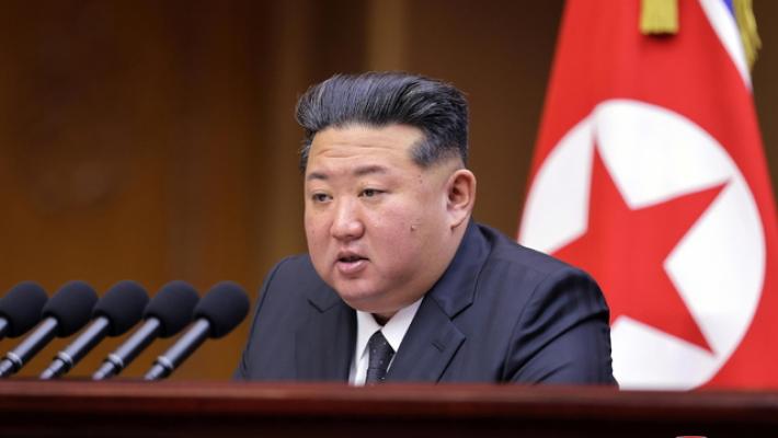 Kim Jong Un ordina di espandere la produzione di missili nel 2026