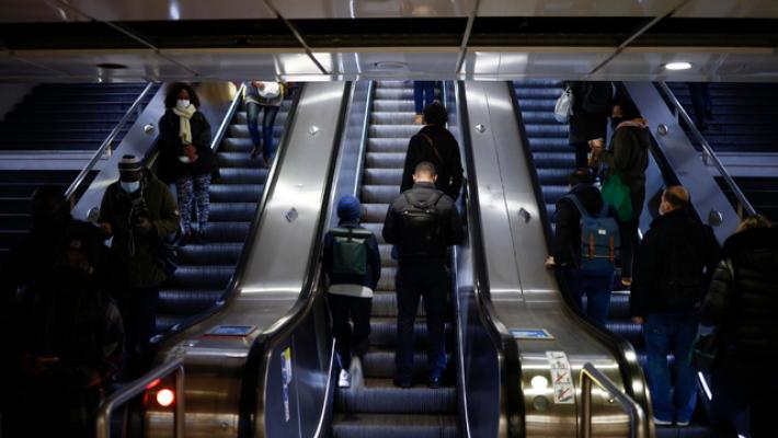 Preso l'aggressore della metro di Parigi, 'escluso il terrorismo'