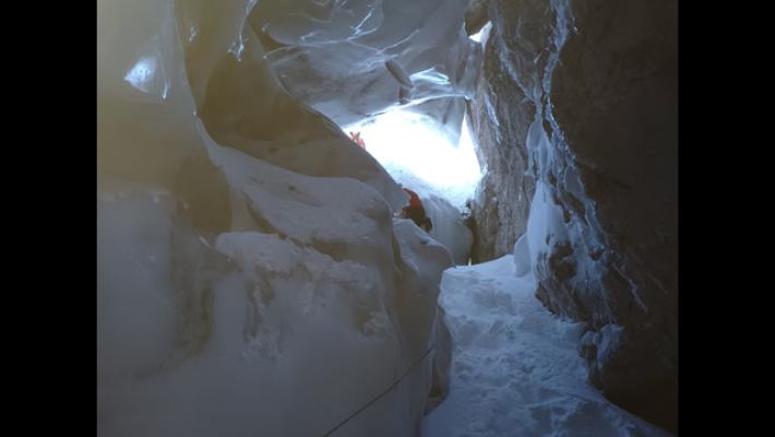 Freerider travolto da una valanga recuperato in un crepaccio