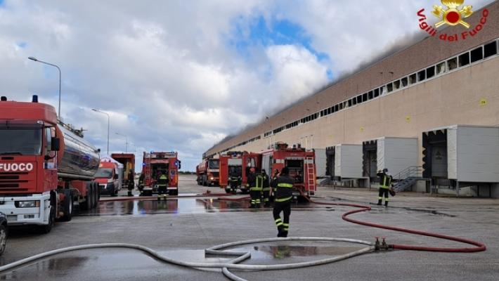 Incendio in centro logistico del Barese, fiamme sotto controllo