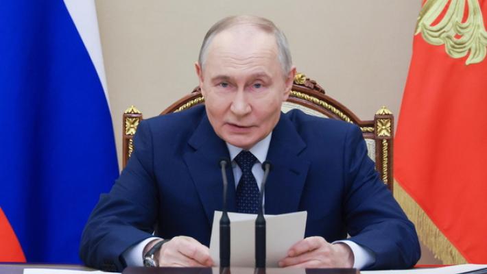 Putin, 'Kiev risolva il conflitto pacificamente, o lo faremo con la forza'