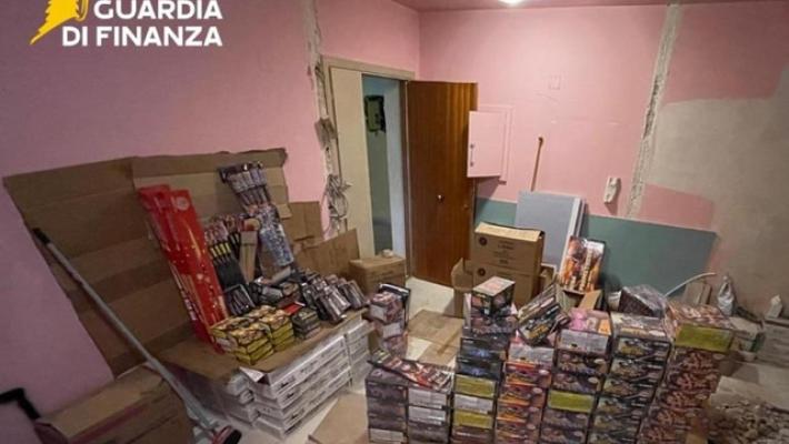 Guardia finanza sequestra una tonnellata di fuochi d'artificio detenuti illegalmente