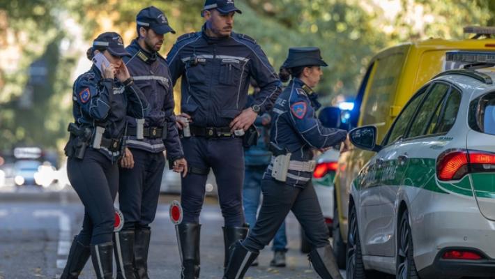 Punta alla gola un coltello alla ex e abusa di lei, arrestato