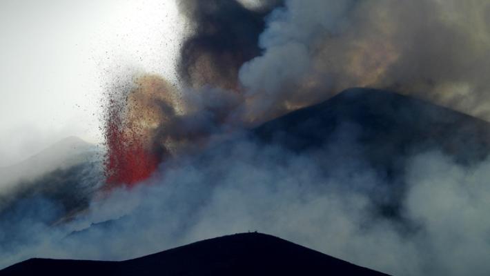 Invg, fontane di lava ed emissione di cenere vulcanica sull'Etna