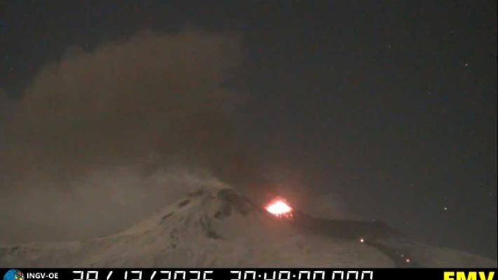 Etna: attivit&agrave; stromboliana dal cratere Voragine, colata ferma