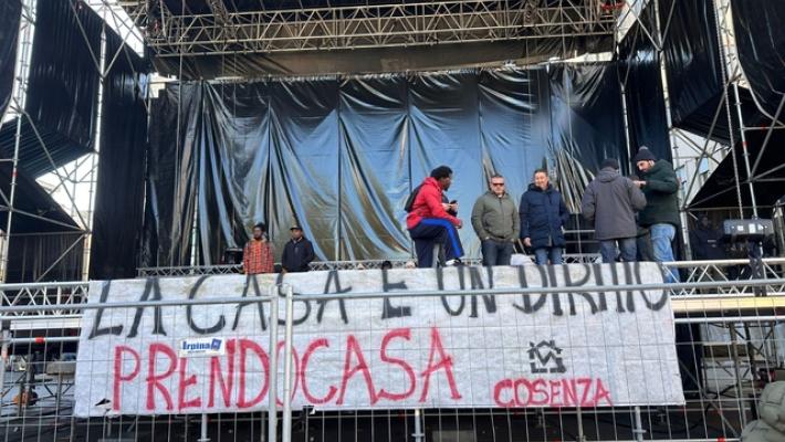 Famiglie senza casa occupano il palco del concerto di Capodanno di Brunori Sas