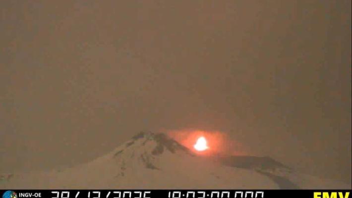 Etna: attivit&agrave; stromboliana ai crateri sommitali, colata non alimentata