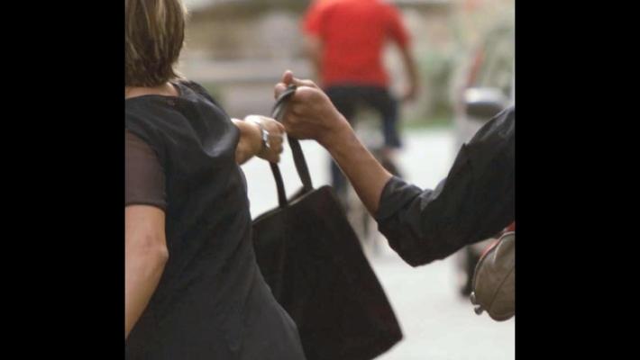 Insegue scippatore e lo fa arrestare, plauso dal sindaco di Racconigi