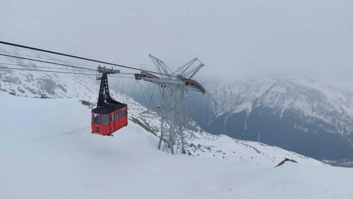 Incidente blocca la funivia di Macugnaga a 2.800 metri: elicotteri per evacuare gli sciatori, due feriti