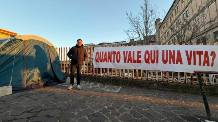 Sindaco di Isernia in tenda davanti all'ospedale, 'la Regione mi ascolti'