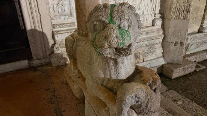 Individuato l'imbrattatore dei leoni di San Zeno a Verona