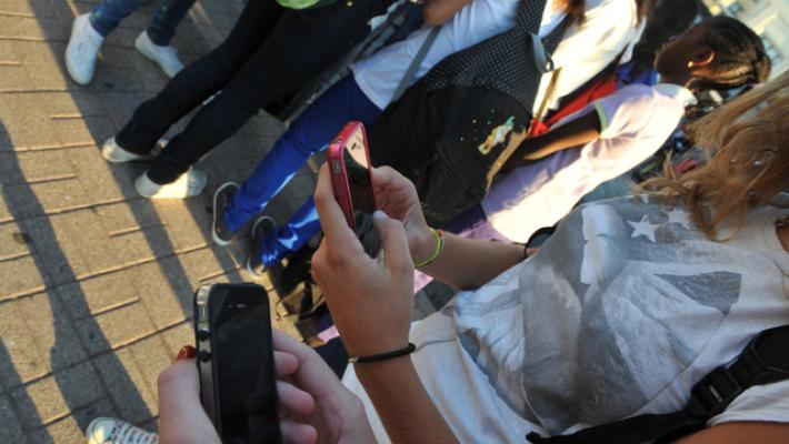 Parigi vuole vietare i social ai minori di 15 anni