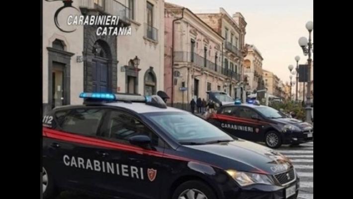 Resti di cadaveri seppelliti in una discarica abusiva di un cimitero nel Catanese: 5 indagati