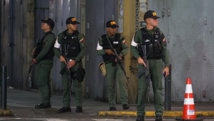 La Colombia schiera l'esercito alla frontiera col Venezuela