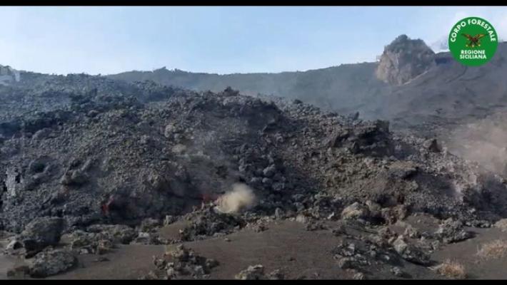 Etna: colata debolmente alimentata, punto avanzato a circa quota 1.380