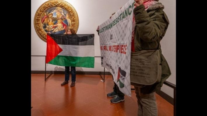 Flashmob pro Pal dentro al museo degli Uffizi: striscioni contro Israele e bandiere davanti alle opere della sala del Botticelli