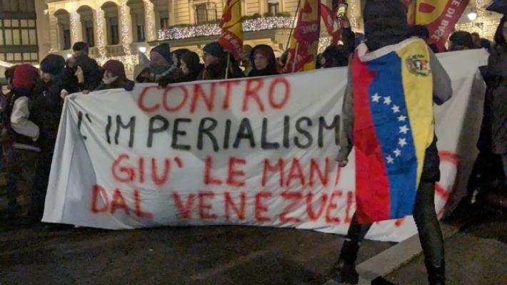 A Firenze manifestazione davanti al consolato Usa, 'Gi&ugrave; le mani dal Venezuela'