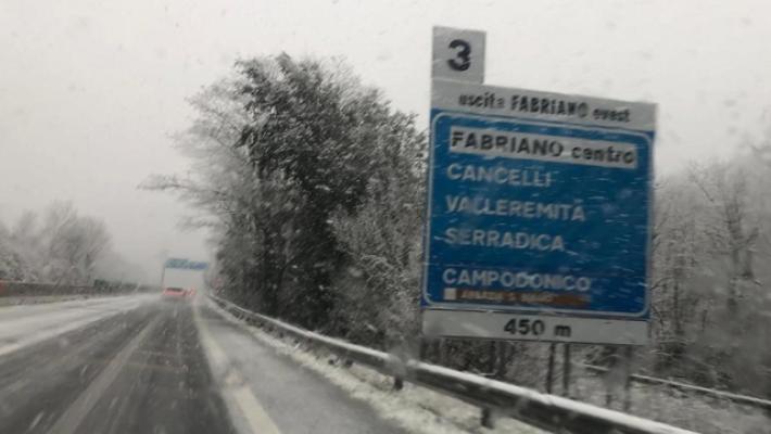 Neve sull'Appennino, imbiancato il confine tra Marche e Umbria