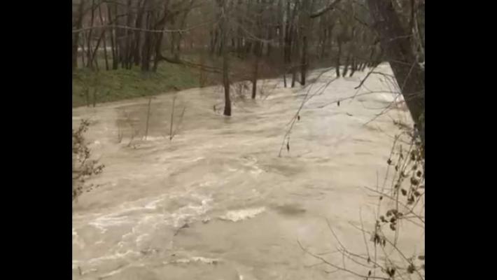 Maltempo in Abruzzo, fiume Aterno oltre la soglia di guardia