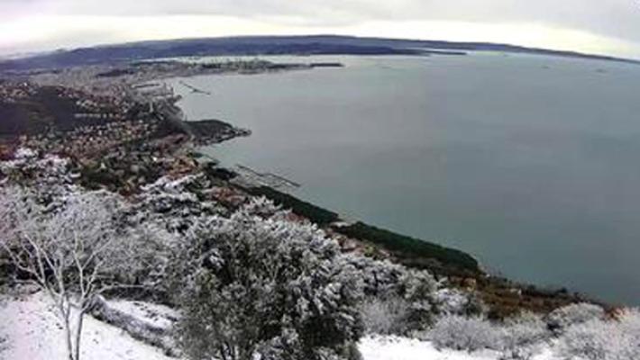 Primi fiocchi di neve a Trieste con bora e termometro in discesa