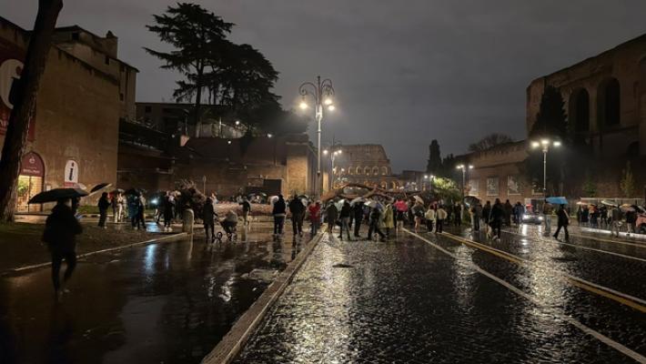 Maltempo, crolla un pino di 20 metri ai Fori Imperiali a Roma